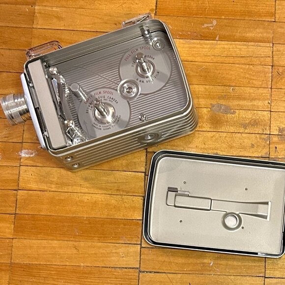 VINTAGE KODAK BROWNIE 8mm MOVIE CAMERA W/ LEATHER FIELD CASE - Picture 3 of 14